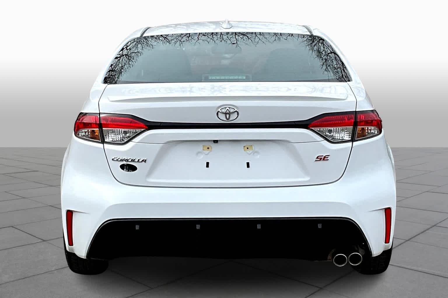Used 2024 Ice Cap Toyota SE image 4