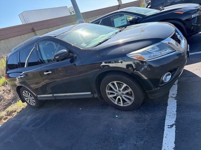 Used 2016 Nissan Pathfinder SL with VIN 5N1AR2MM0GC666508 for sale in Janesville, WI