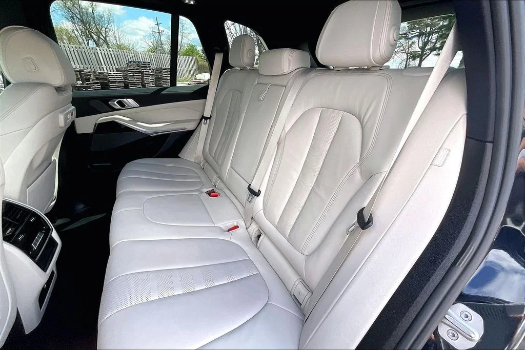 Used 2021 Black BMW xDrive40i image 26