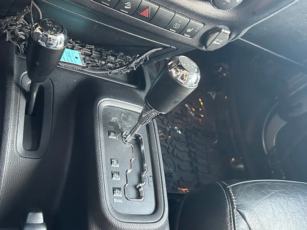 Used 2016 Silver Jeep Sahara image 19