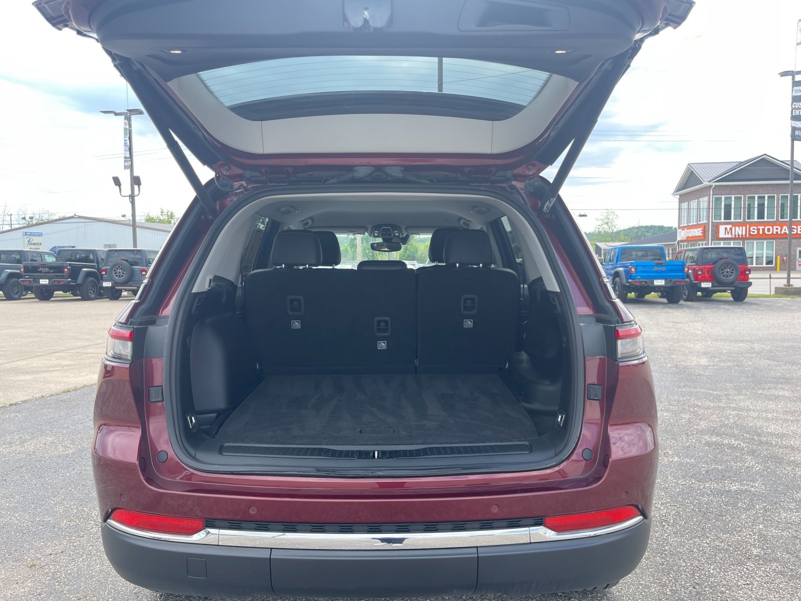 Used 2023  Jeep Limited image 17