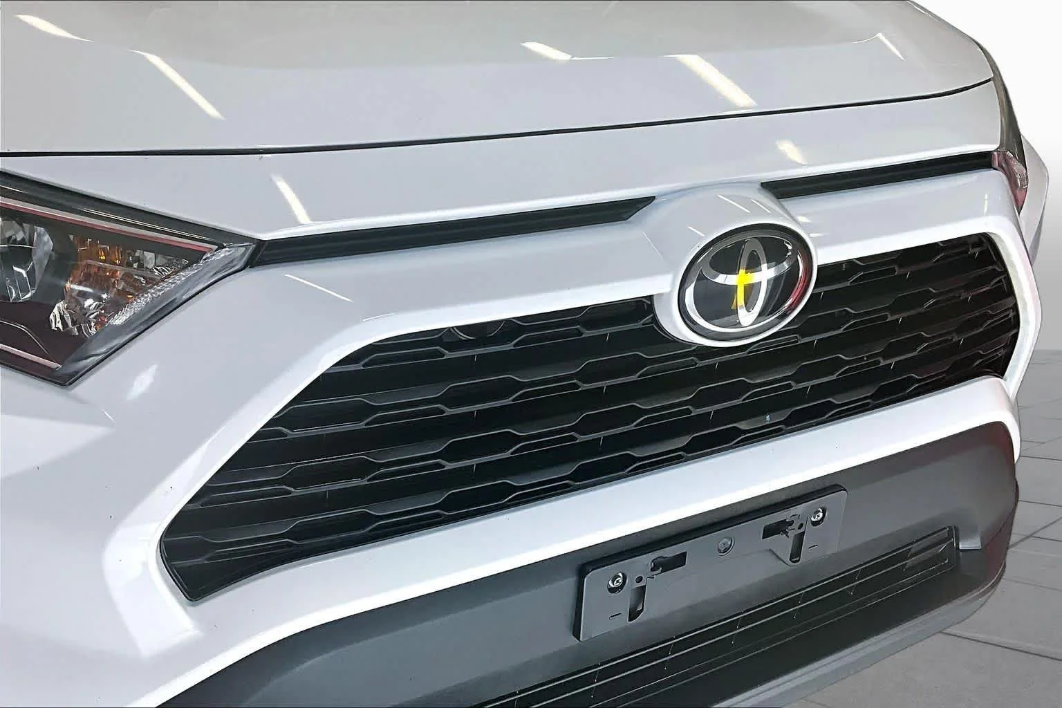 Used 2020 Super White Toyota XLE image 30