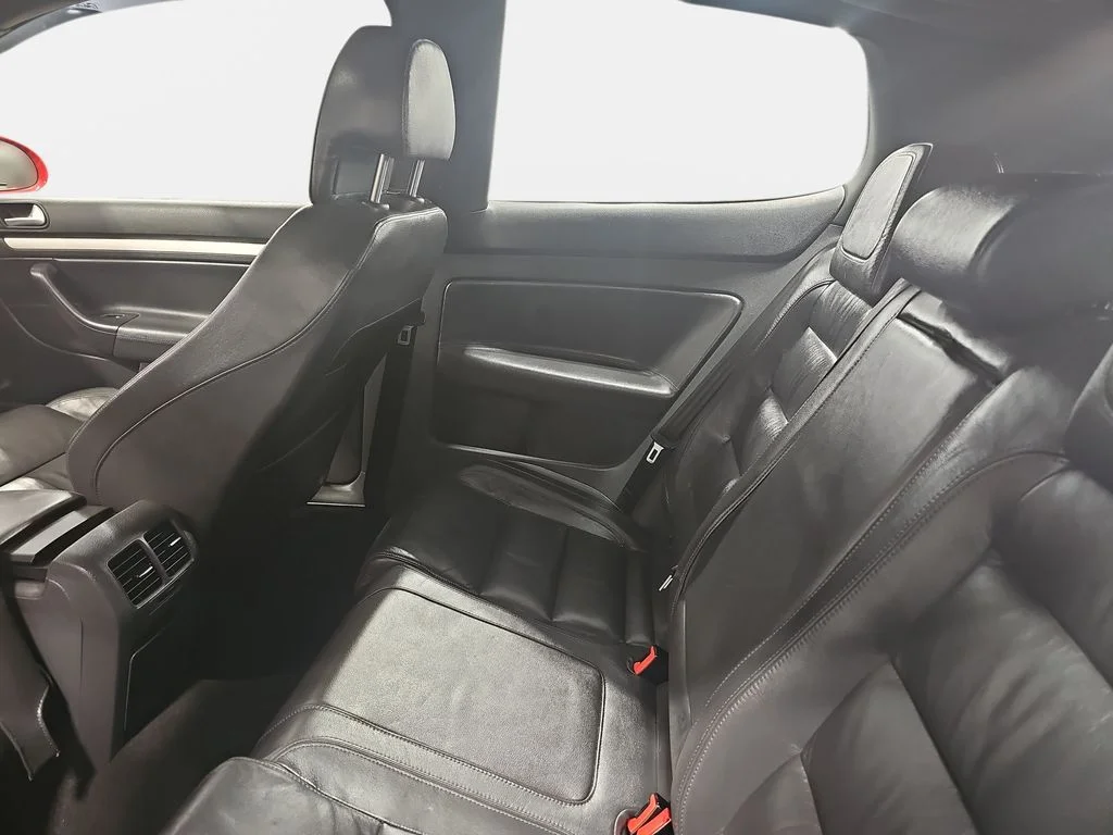 Used 2006 Red Volkswagen Base image 13