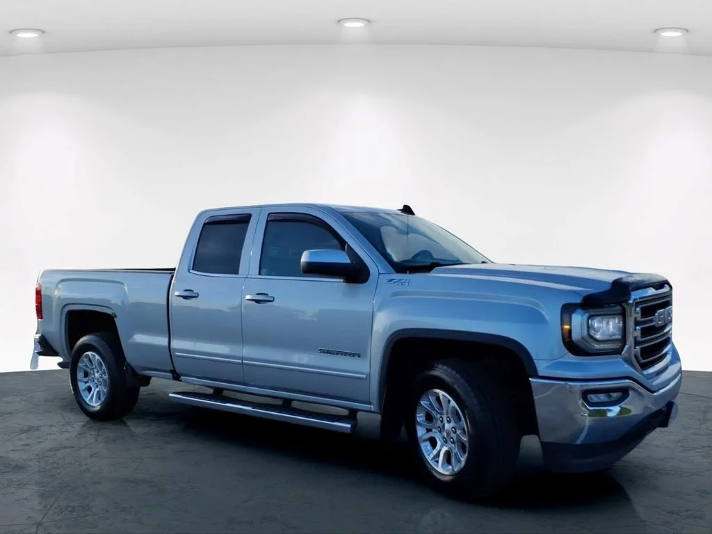 Used 2017 Silver GMC SLE image 4