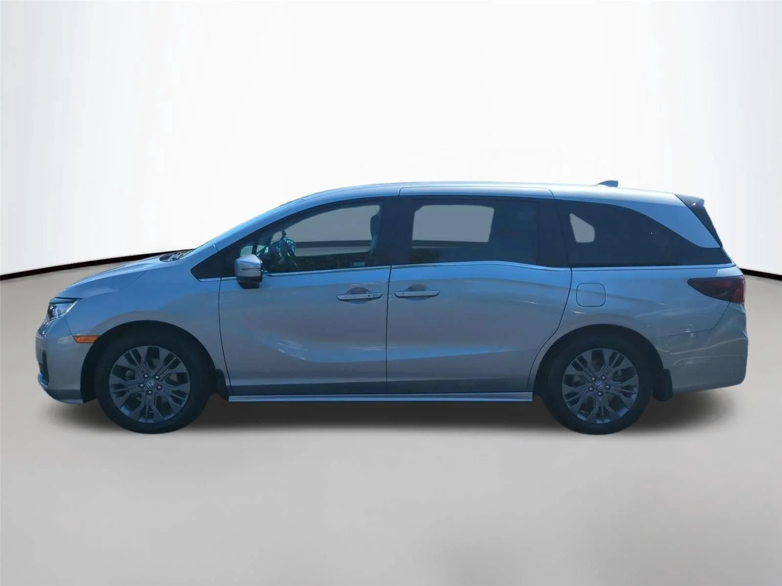 Used 2025 Solar Silver Metallic Honda Touring image 2