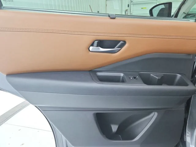 Used 2024 Gray Nissan Platinum image 38