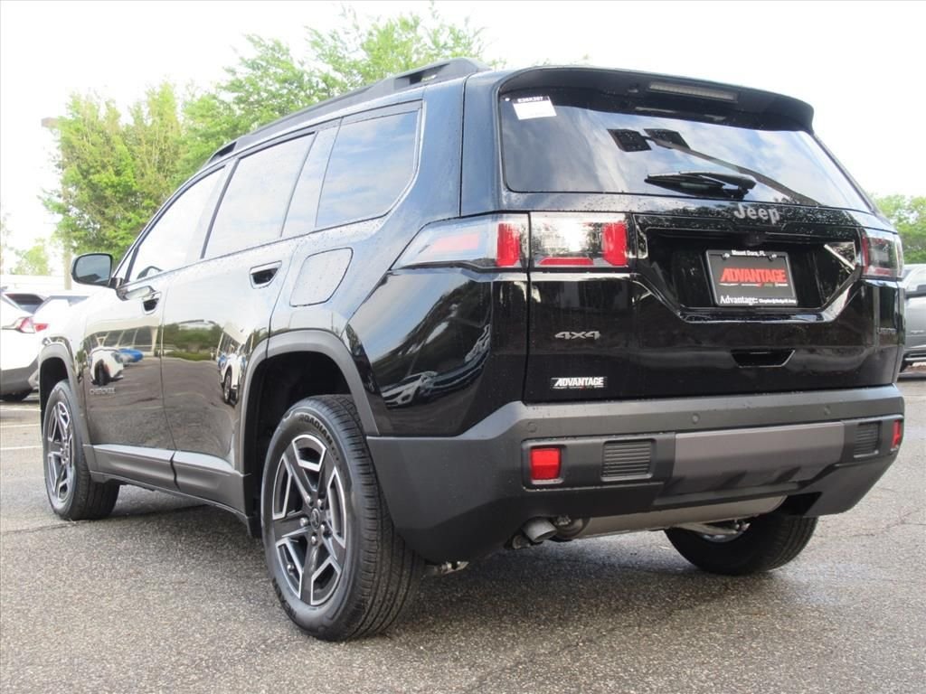 New 2026 Diamond Black Crystal Pearl-Coat Exterior Paint Jeep Limited image 5