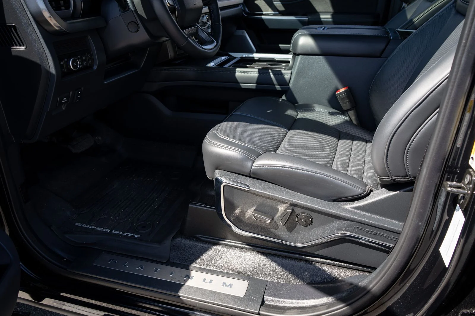 2025 Ford F-450 Super Duty Platinum - Photo 31