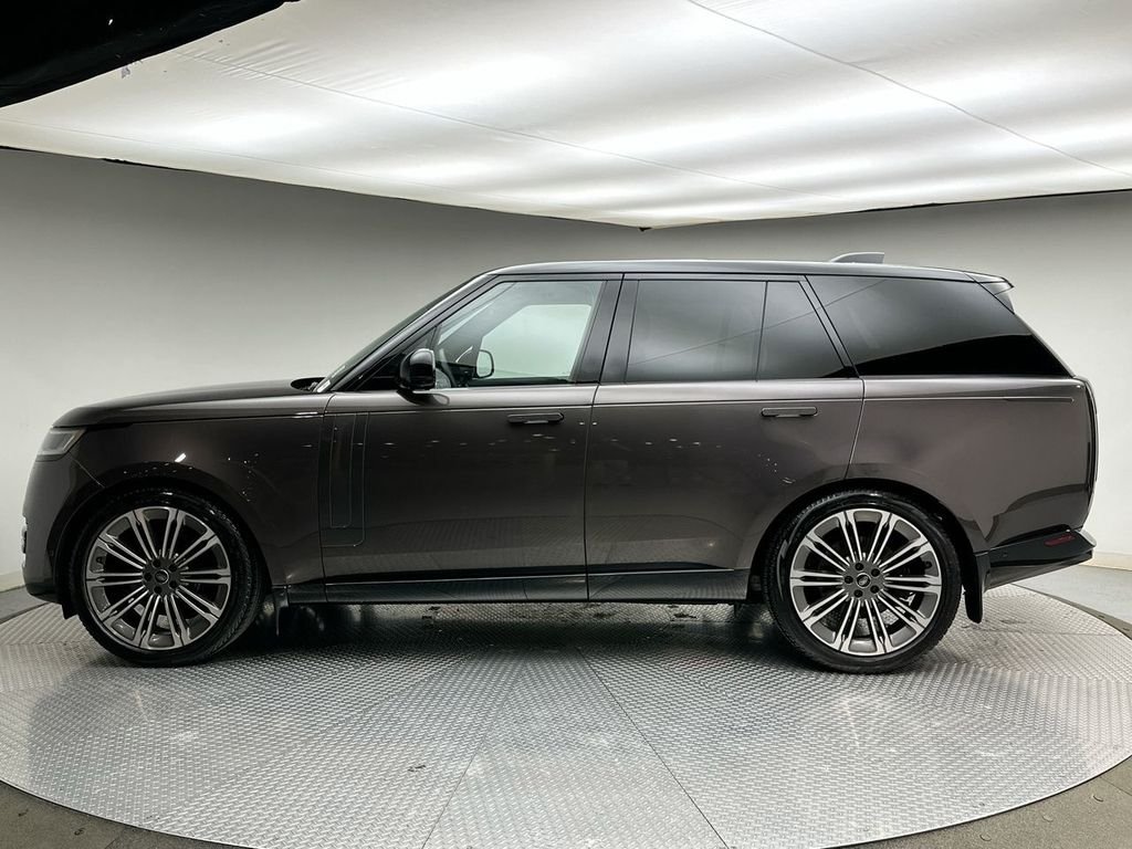 Used 2024 Charente Gray Premium Metallic Land Rover SE image 10