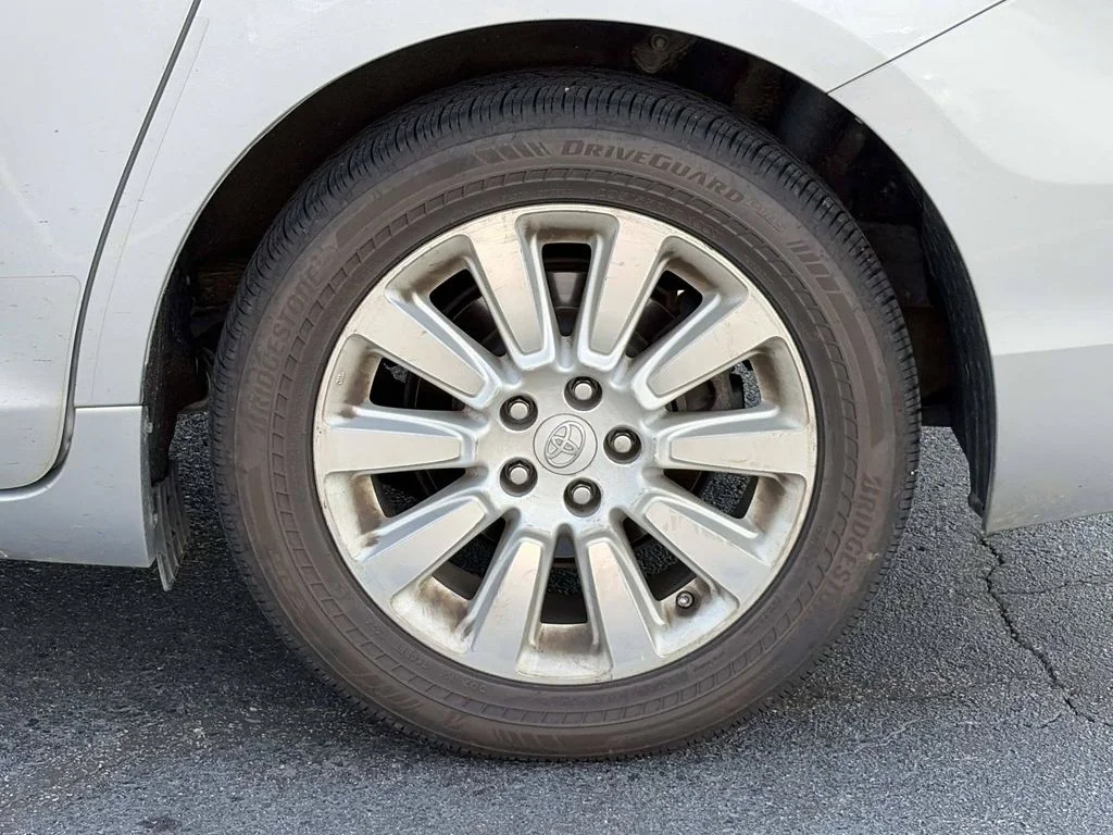 Used 2015 Silver Toyota XLE image 12