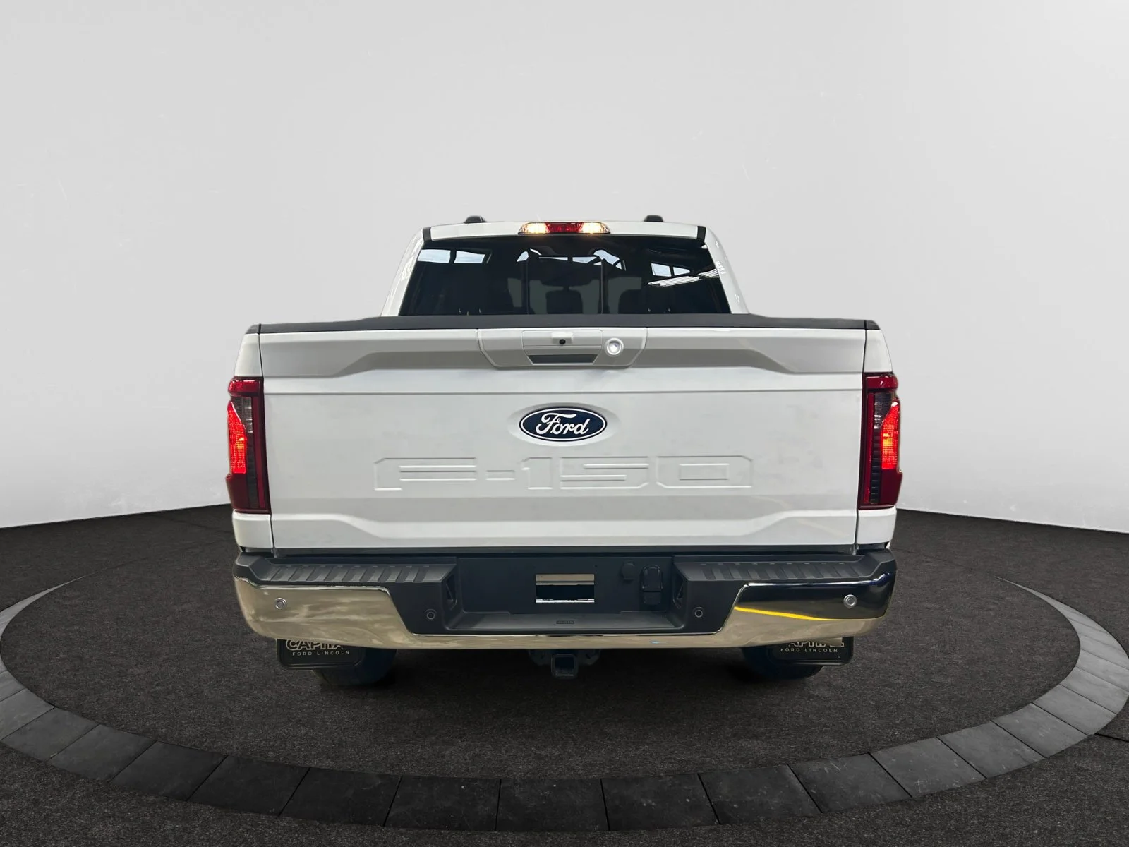 New 2026 Oxford White Ford XLT image 4