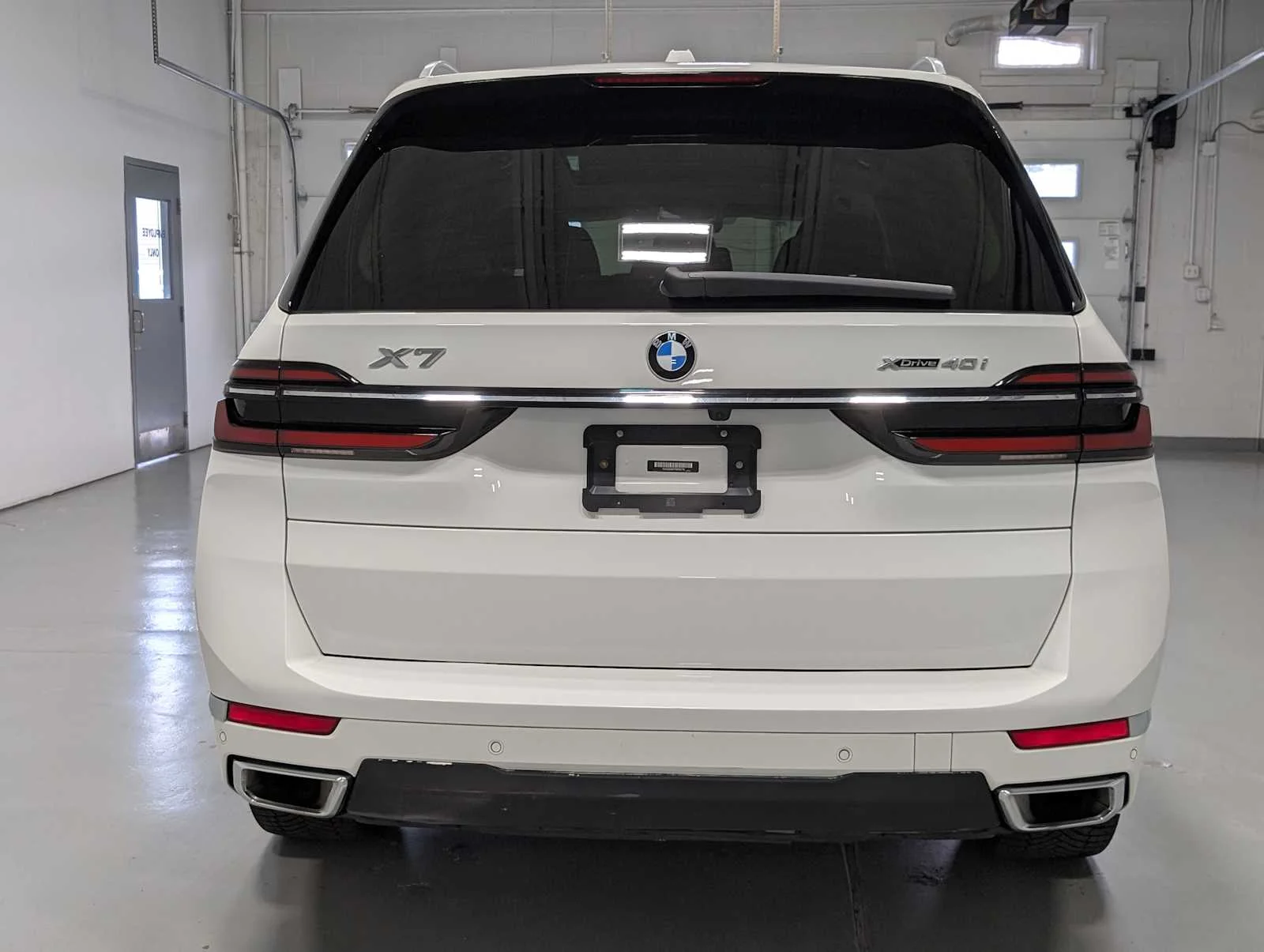 Used 2023 Alpine White BMW xDrive40i image 9