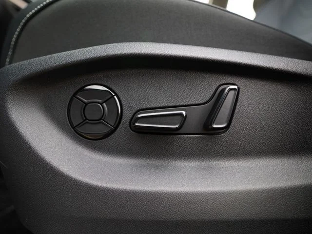 New 2026 White/off-white Volkswagen 2.0T SE image 16