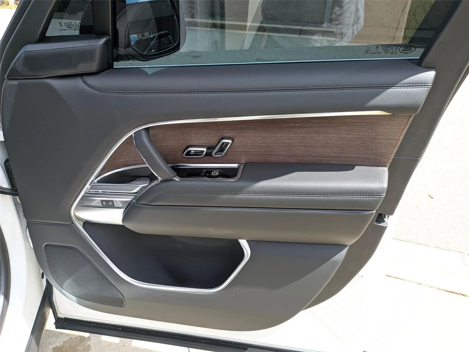 Used 2025  Land Rover SE image 30