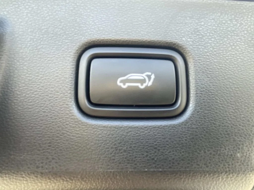 Used 2025  Hyundai SEL image 9