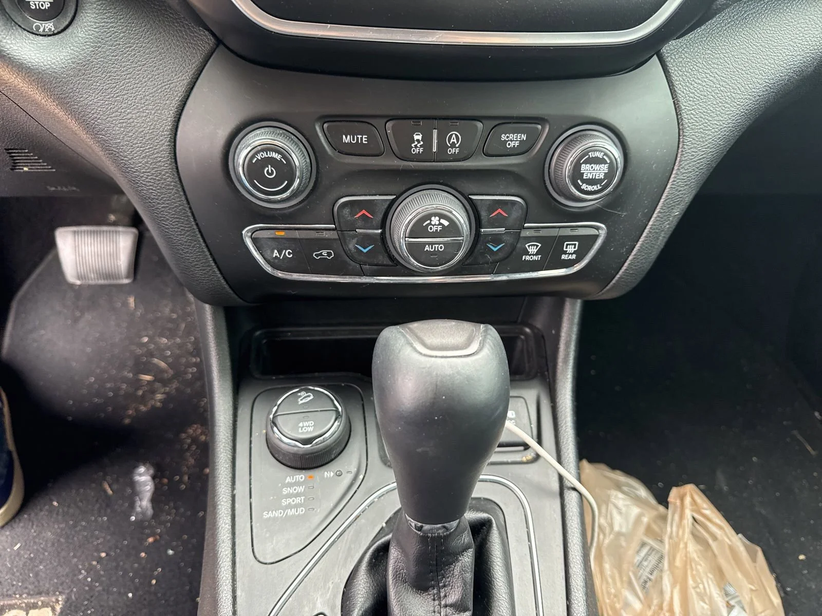 Used 2019 White Jeep Latitude Plus 4x4 image 20