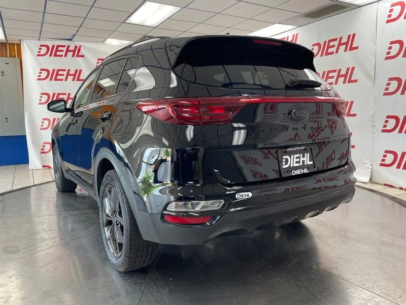Used 2021 Red Kia S image 3
