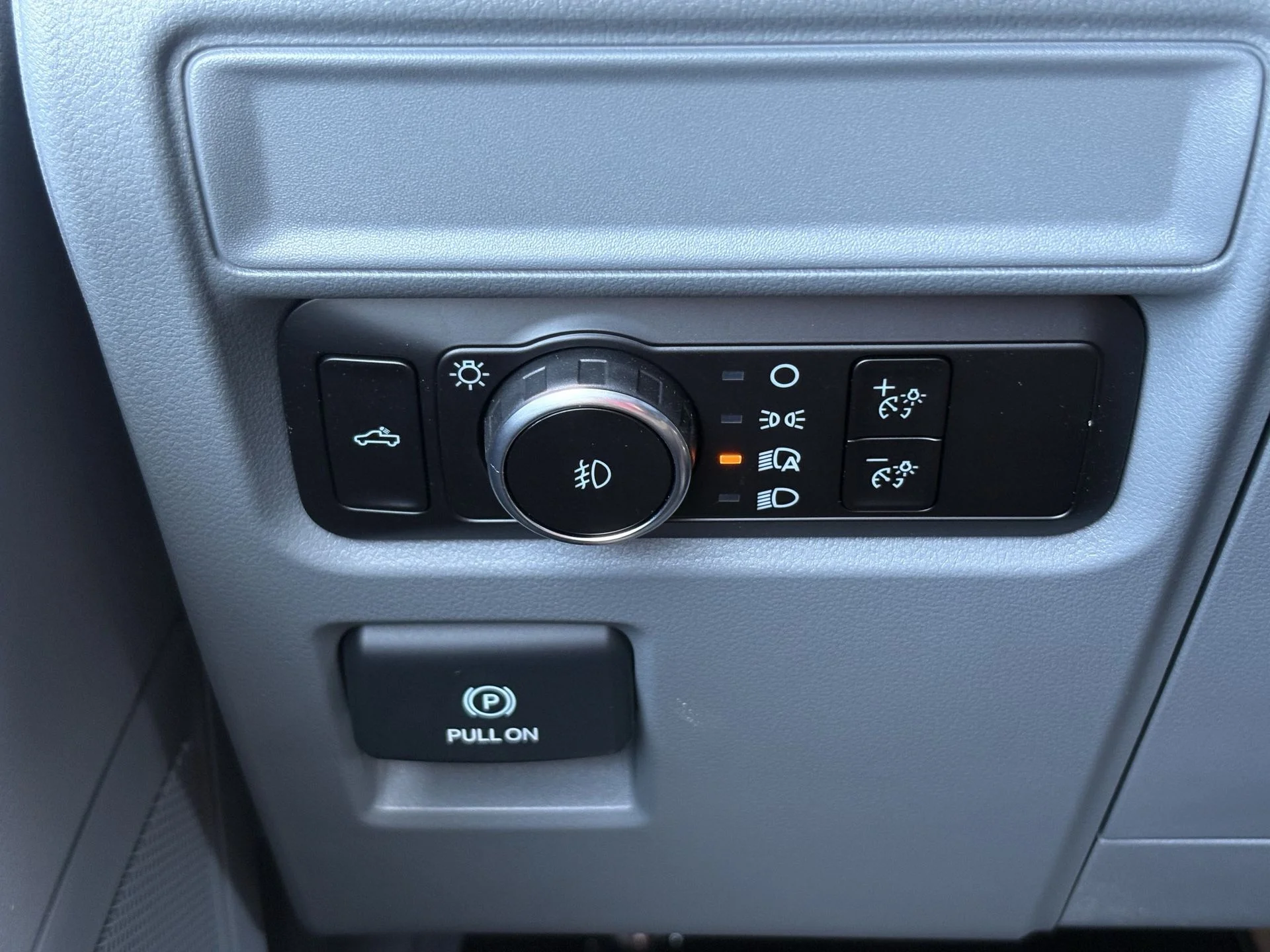 New 2026 Oxford White Ford XLT image 5
