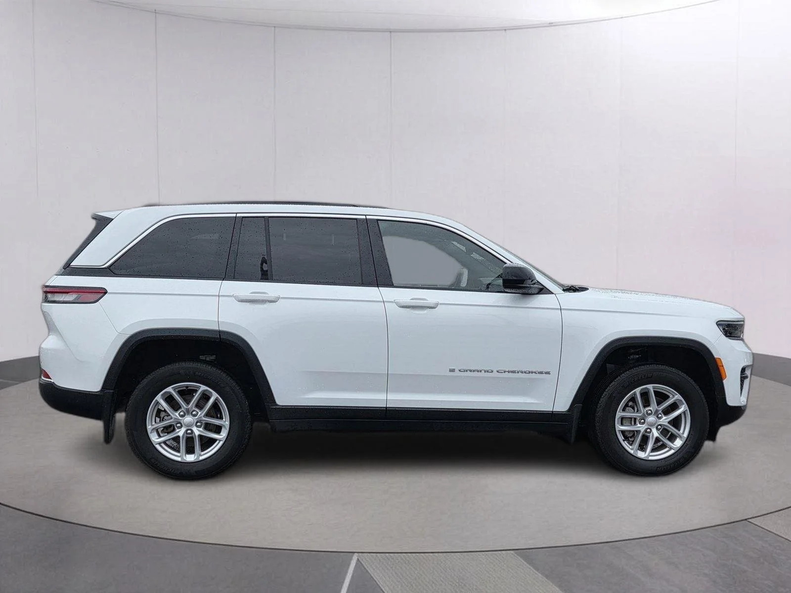 Used 2025 Bright White Clearcoat Jeep Laredo X image 5