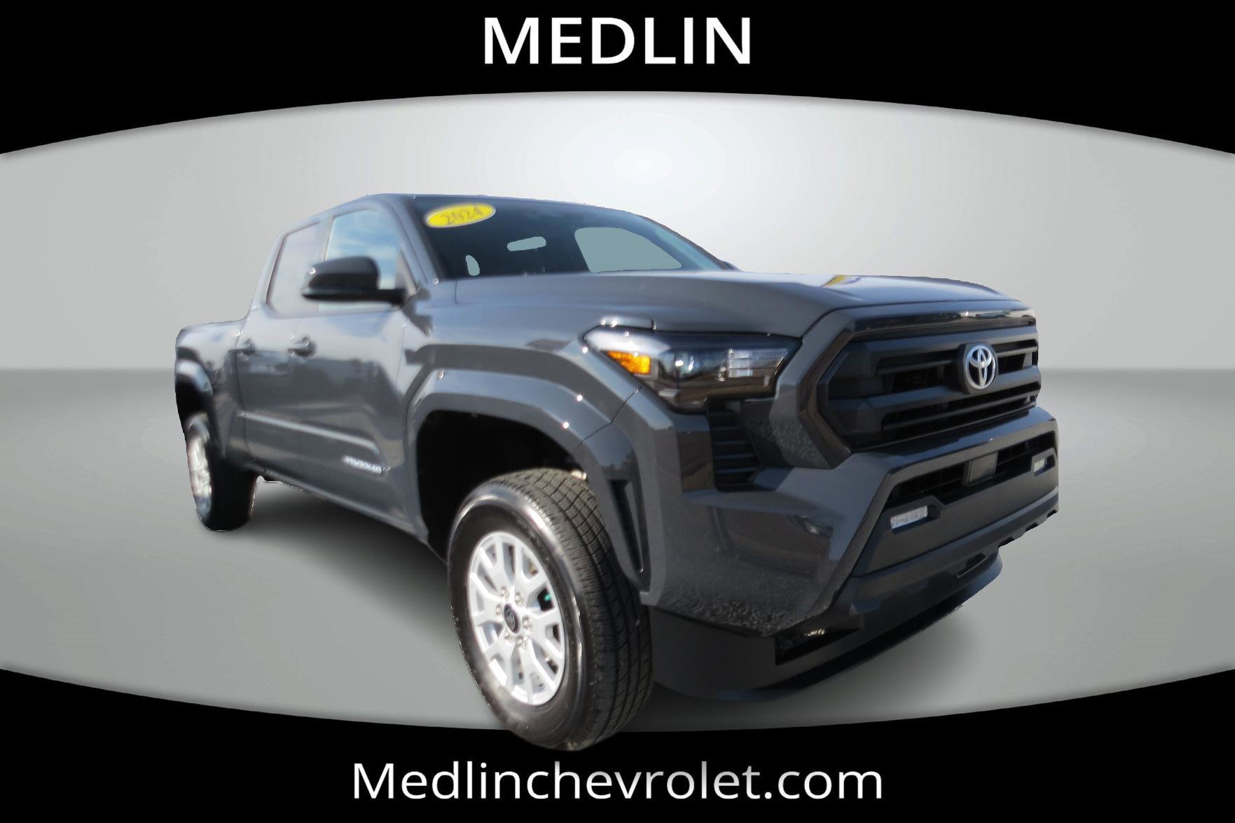 Used 2024  Toyota SR5 image 2