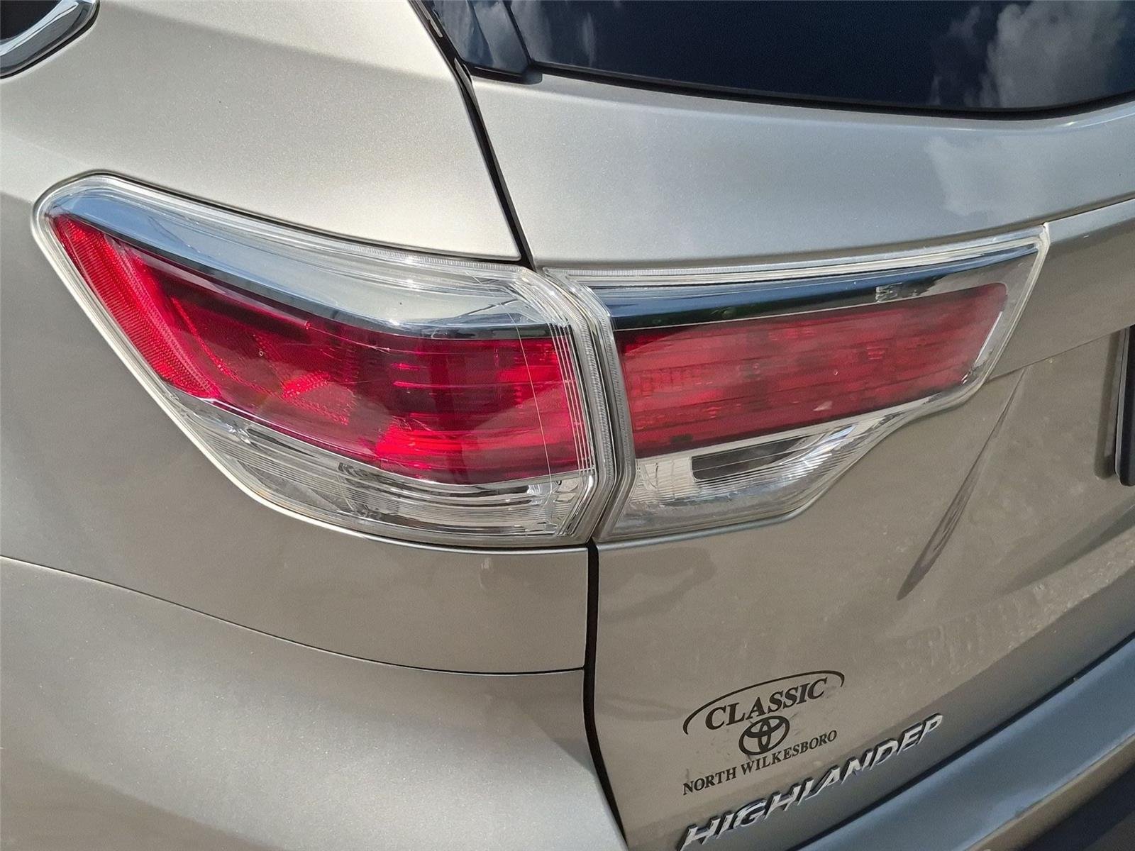 Used 2016  Toyota Limited image 12