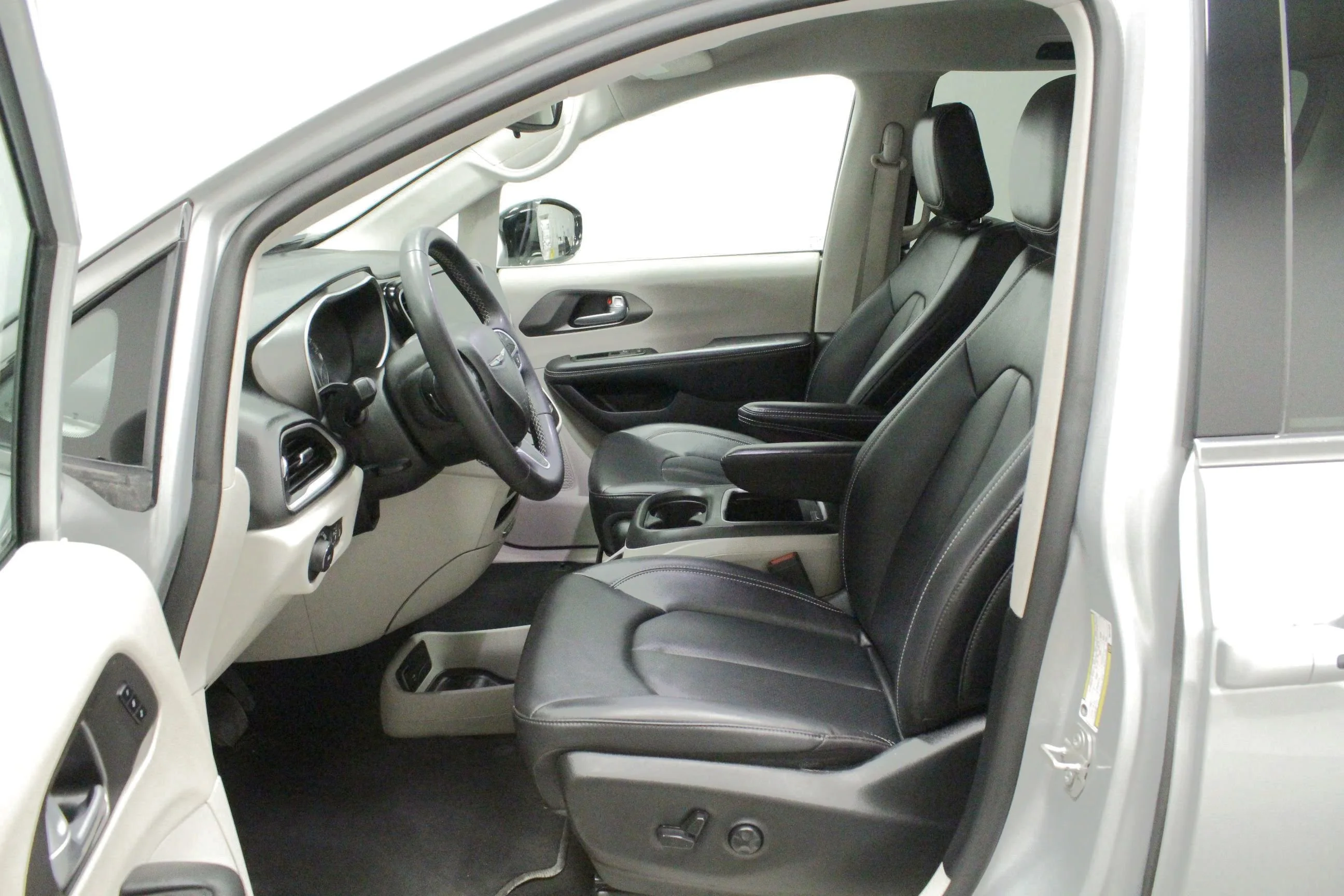 Used 2024 Silver Mist Clearcoat Chrysler Touring L image 18