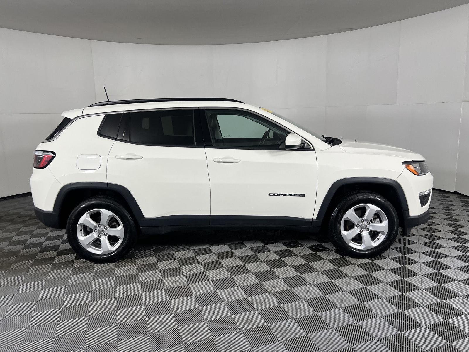 Used 2021 White Clearcoat Jeep Latitude image 9