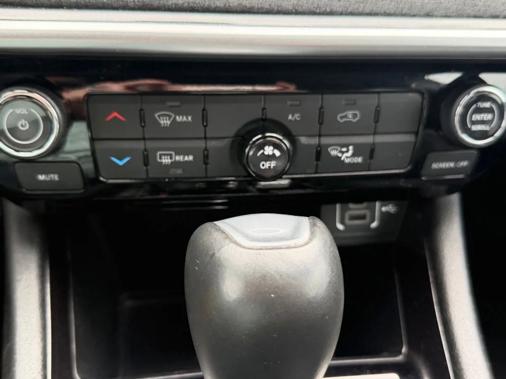 Used 2024 White Jeep Latitude image 28