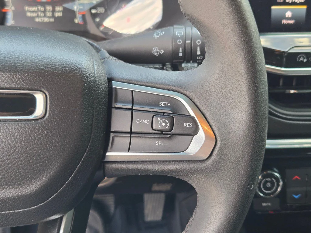 Used 2024 Gray Jeep Latitude 4x4 image 30