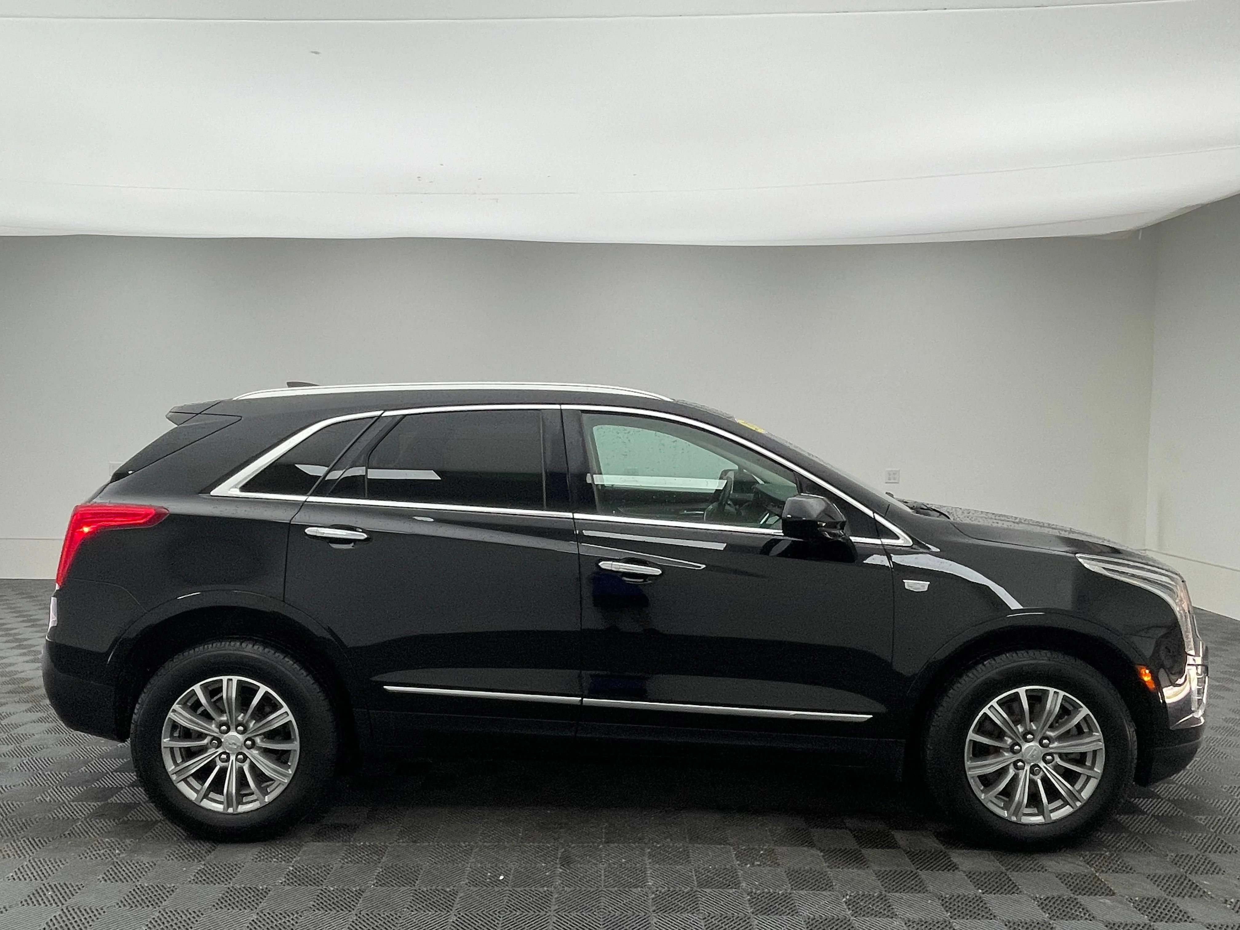 Used 2017 STELLAR BLACK METALLIC Cadillac Luxury AWD image 7