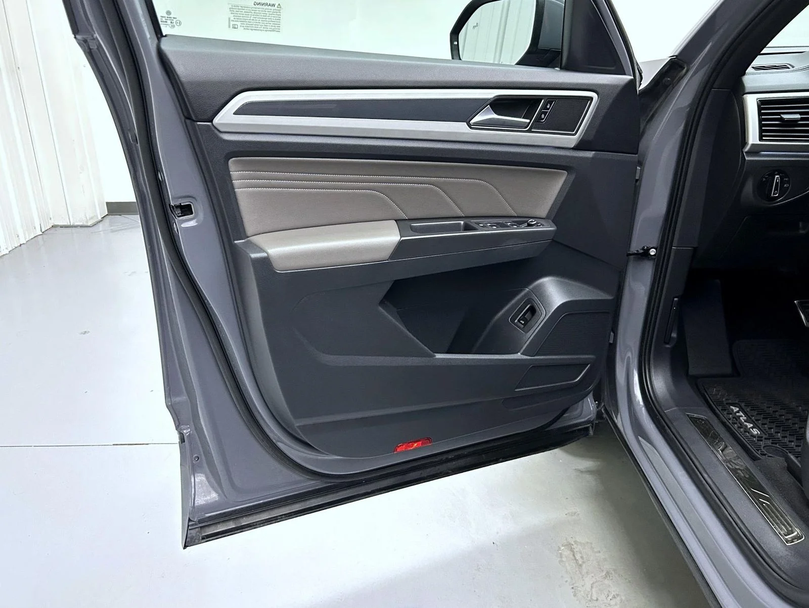 Used 2022 Gray Volkswagen 3.6L V6 SEL R-Line image 9