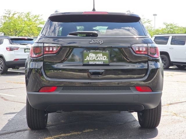New 2026 Diamond Black Crystal Pearl-Coat Exterior Paint Jeep Limited image 28