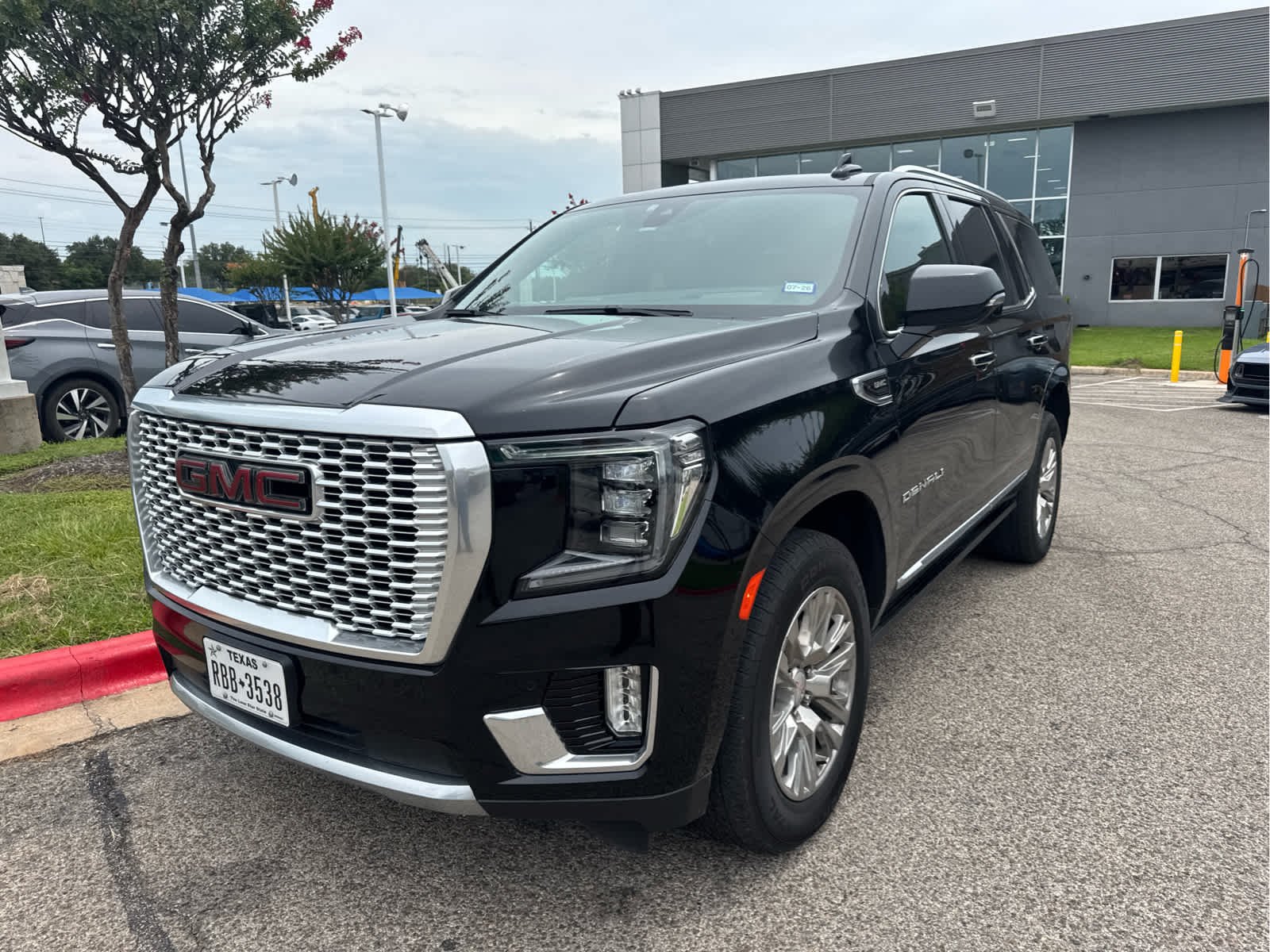 Used 2021 Onyx Black GMC Denali image 2