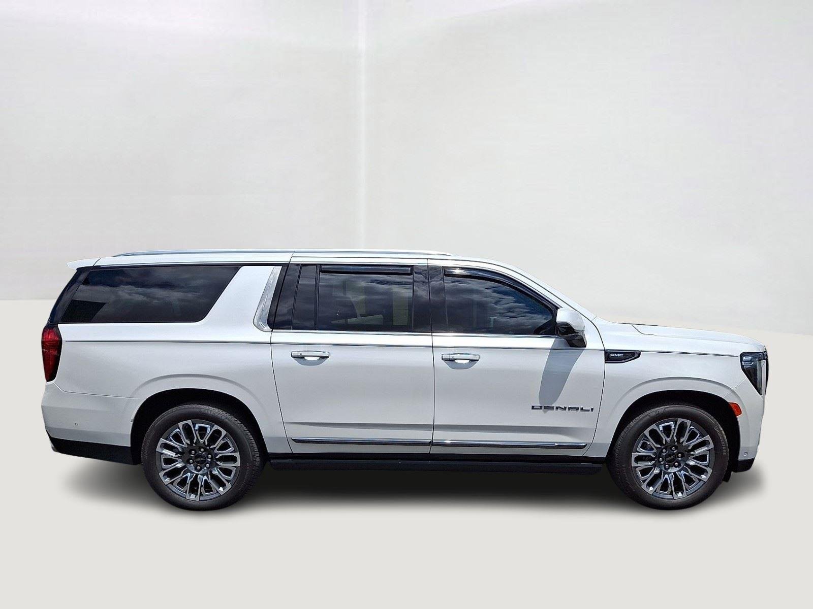 Used 2024 White Frost Tricoat GMC Denali Ultimate image 7