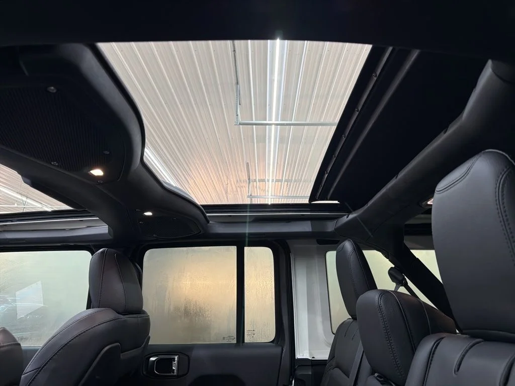 New 2026 Granite Crystal Metallic Clear-Coat Exterior Paint Jeep Sahara image 36