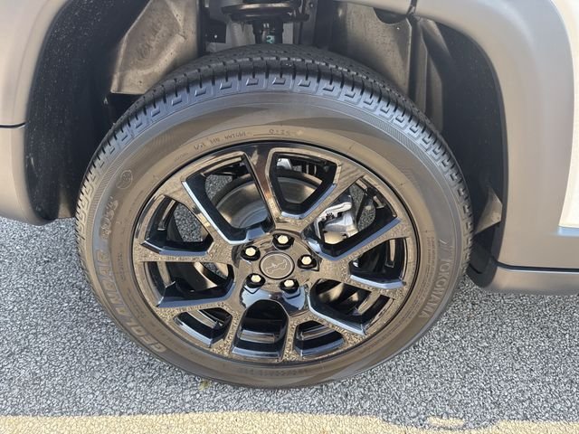New 2026 White Jeep Latitude image 17