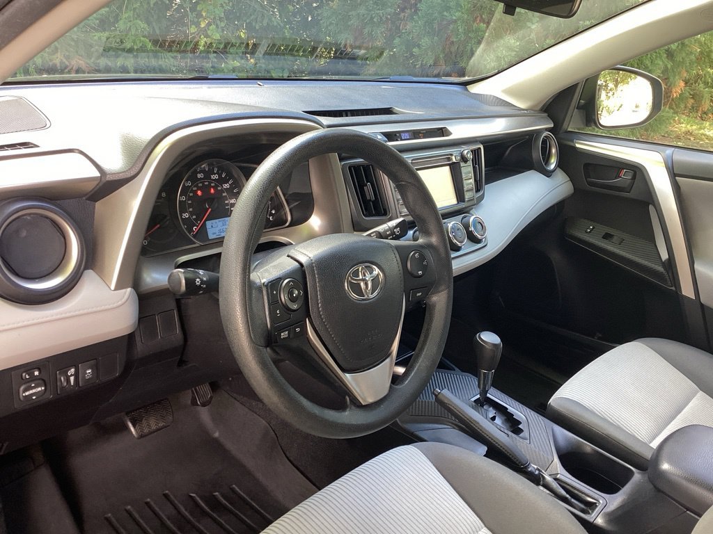 Used 2015 Gray Toyota LE image 10