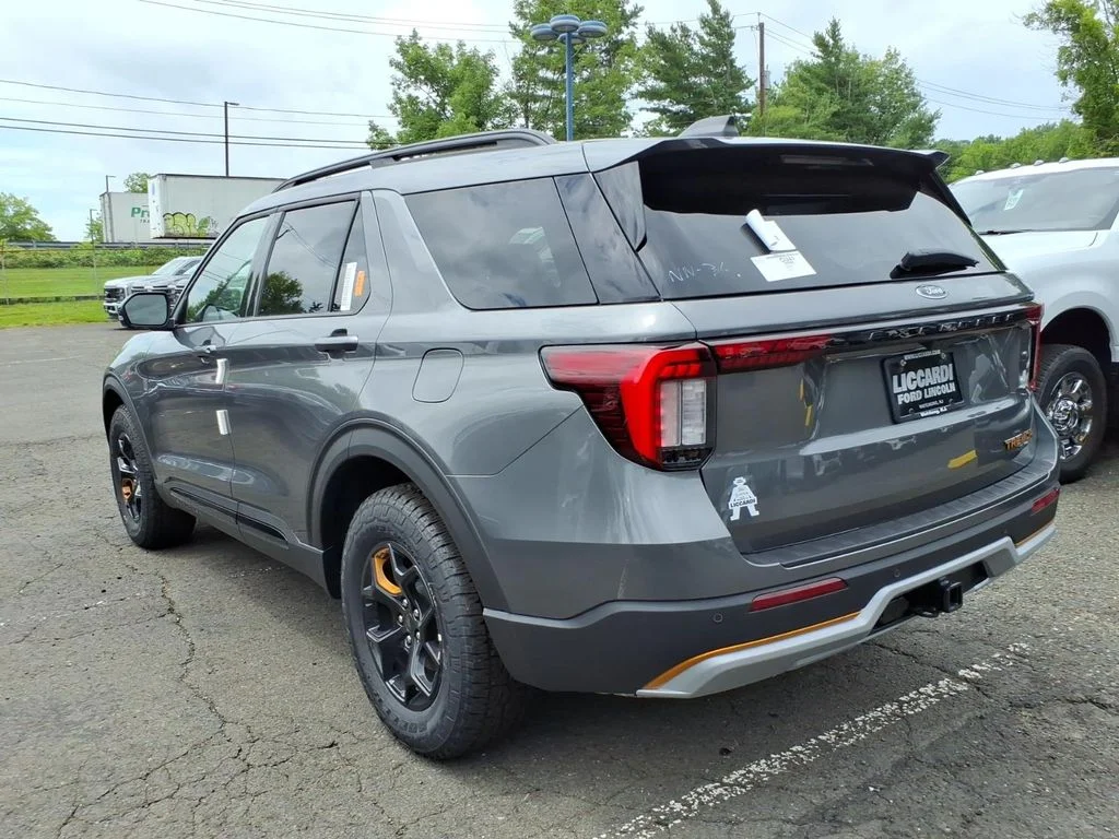 New 2026 Carbonized Gray Metallic Ford Tremor® image 4
