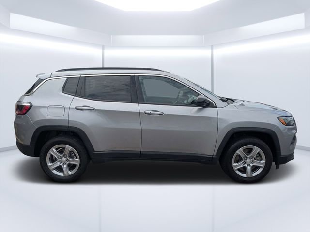 Used 2024  Jeep Latitude image 2