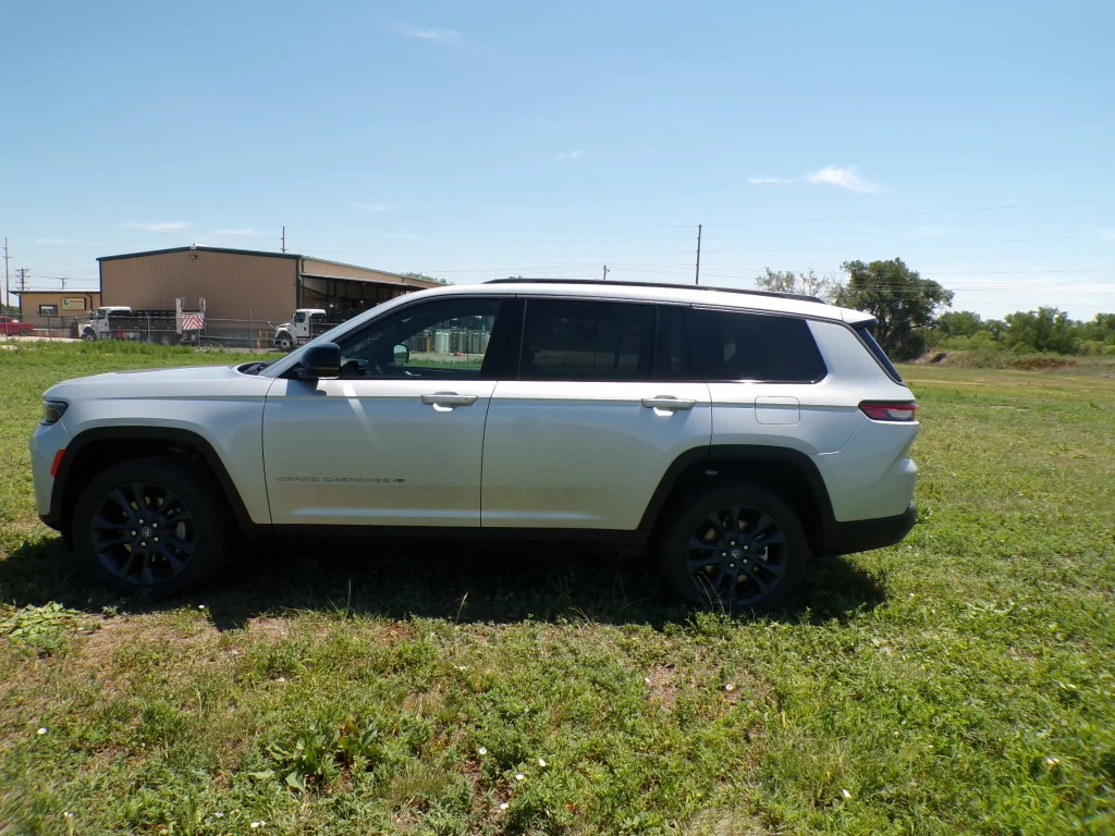 New 2026 Silver Zynith Exterior Paint Jeep 85th Anniversary Edition image 7