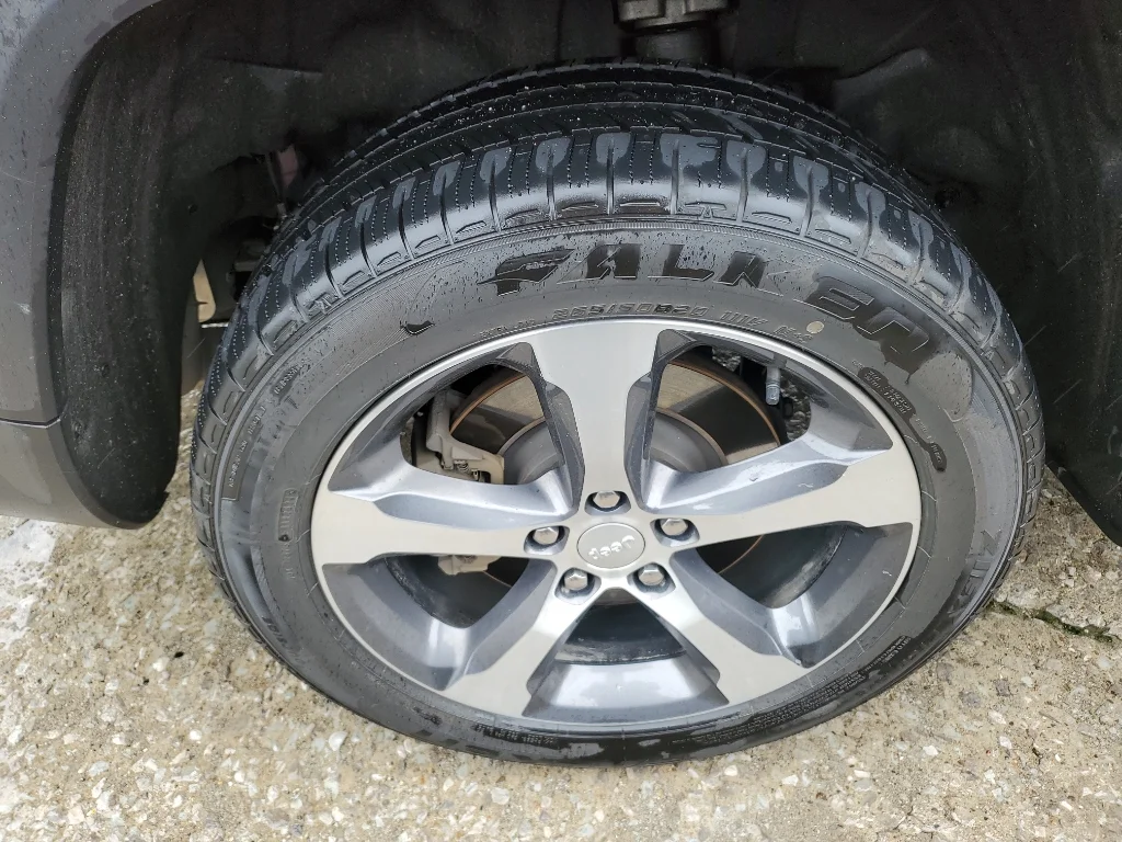Used 2023 Velvet Red Pearlcoat Jeep Limited image 15