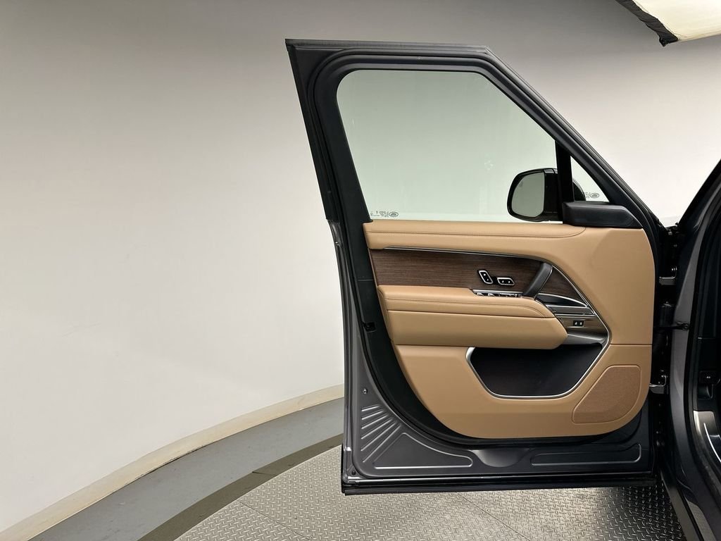 New 2026 Eiger Grey Land Rover SE image 9
