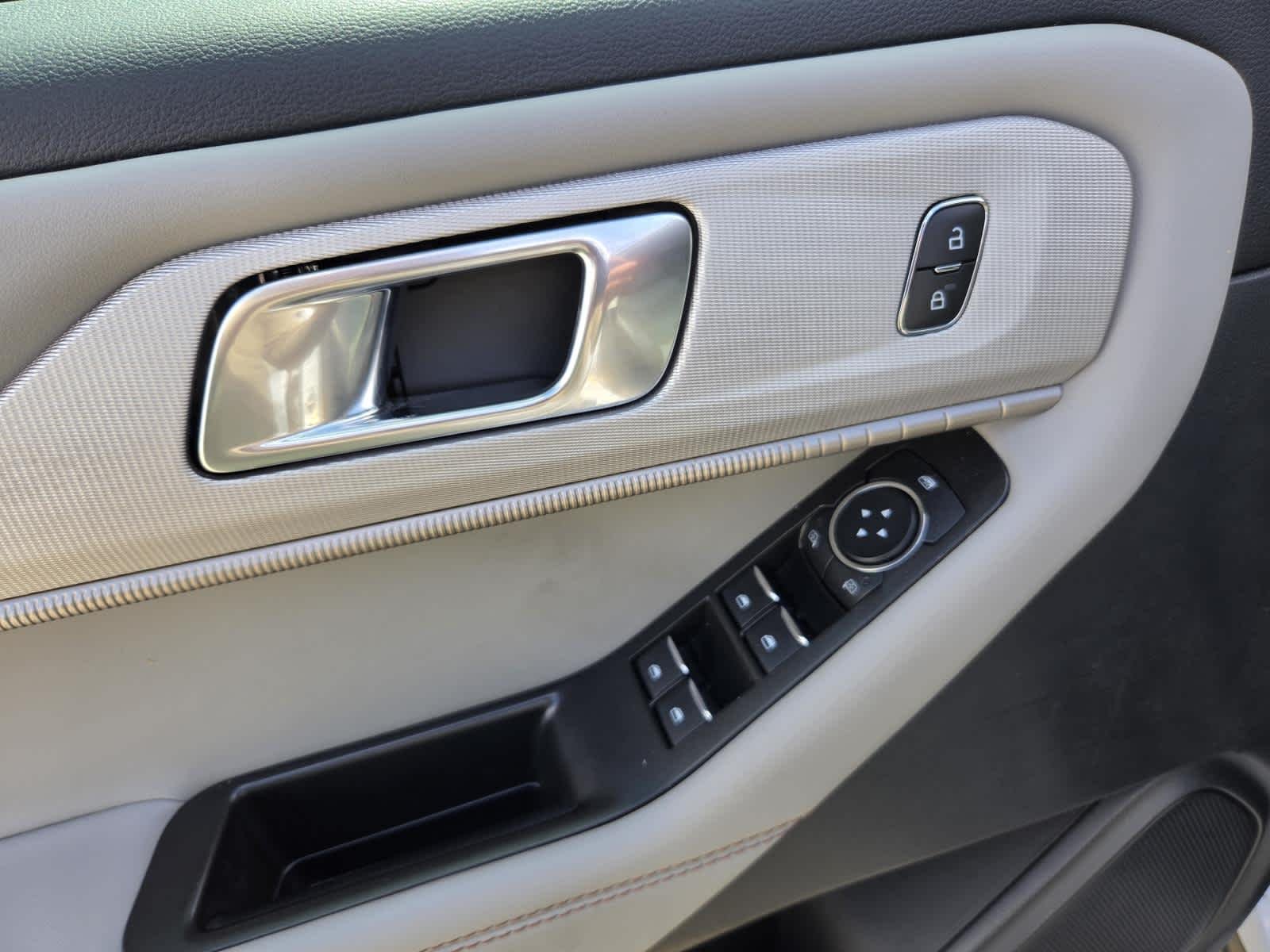 Used 2025 Space White Metallic Ford Active image 16