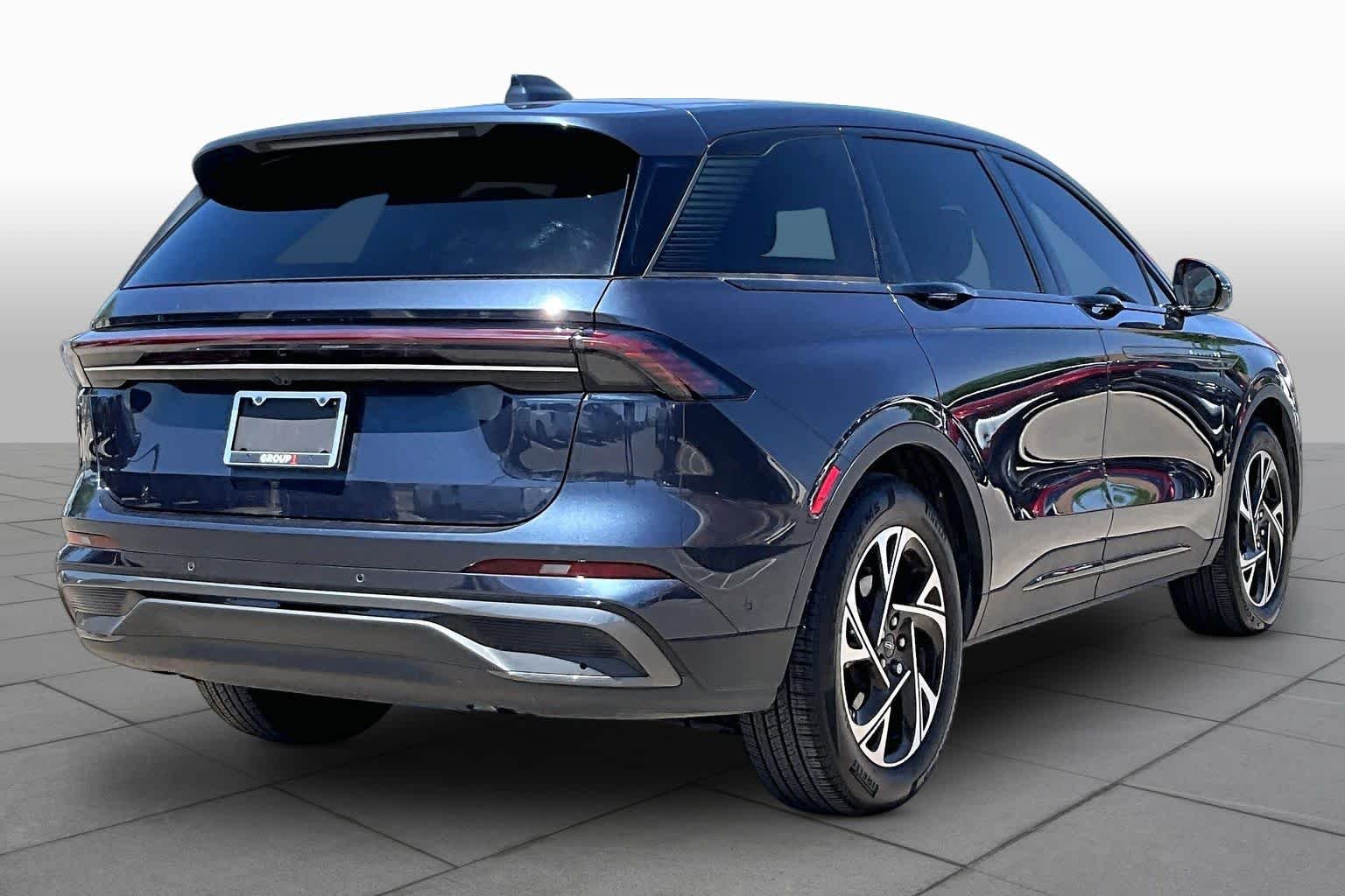 Used 2024 Blue Panther Lincoln Premiere image 12
