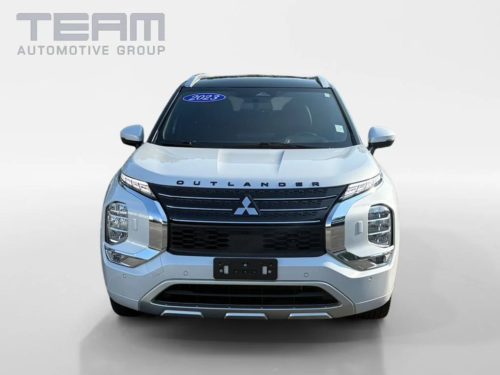 Used 2023  Mitsubishi SEL image 2