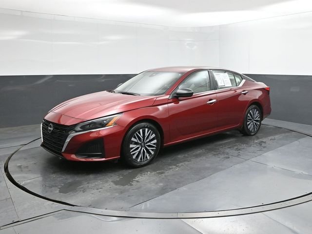 Used 2025 Red Nissan 2.5 SV image 1