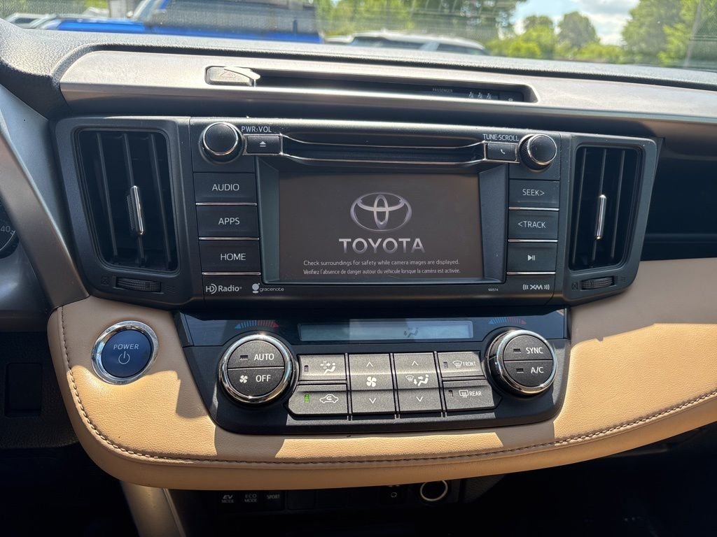 Used 2018 White Toyota XLE image 16