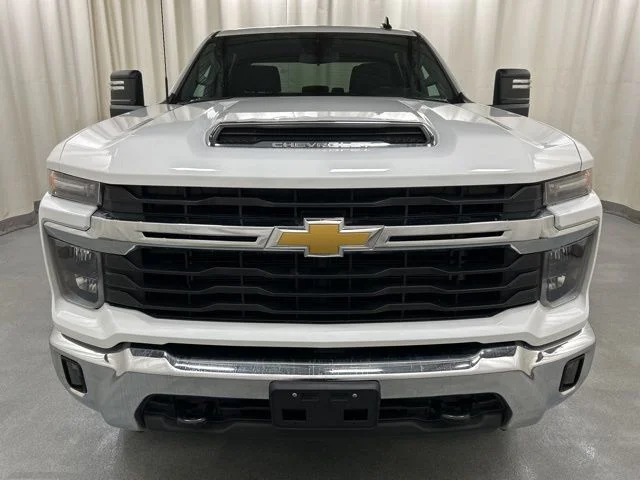Used 2025 White Chevrolet LT image 29
