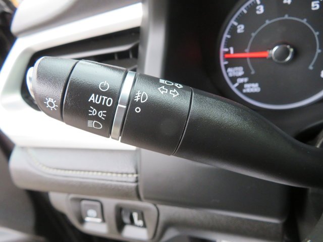 Used 2019 Ebony Twilight Metallic GMC SLE image 31