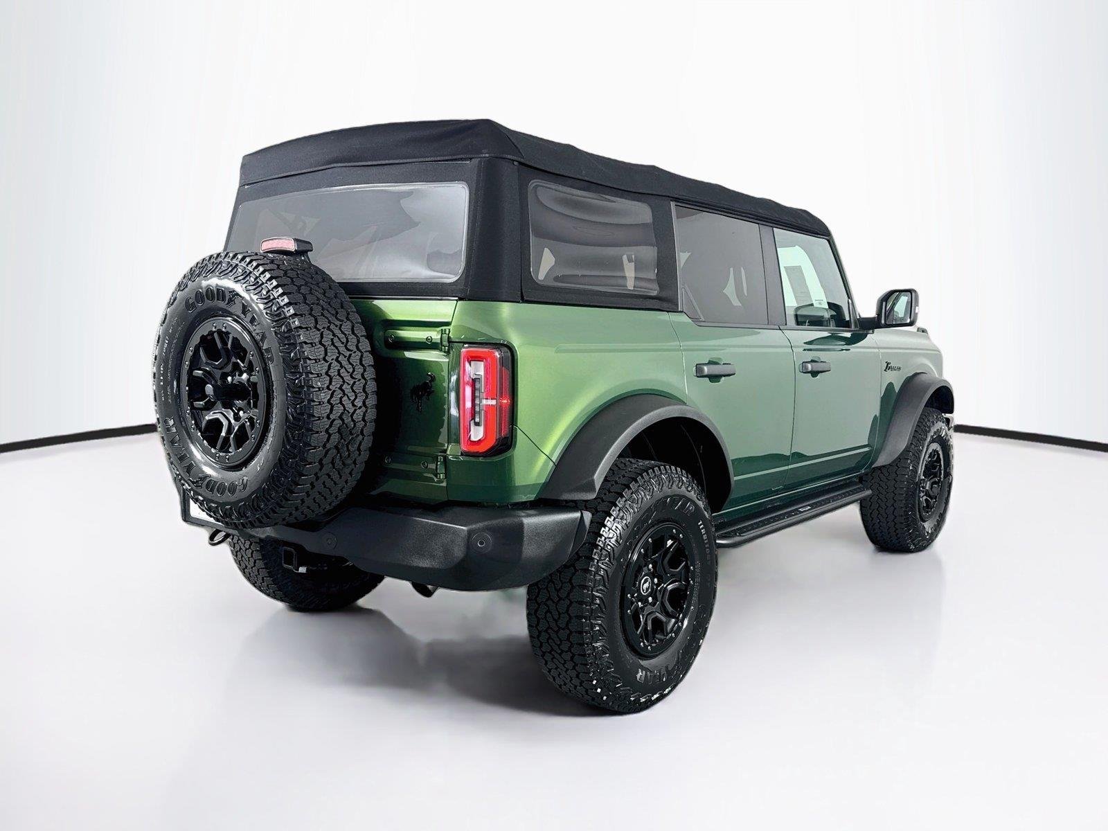 Used 2022 Eruption Green Metallic Ford Wildtrak image 2